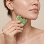 Lumora Beauty Jade Gua Sha Stein - Anwendung am Kiefer